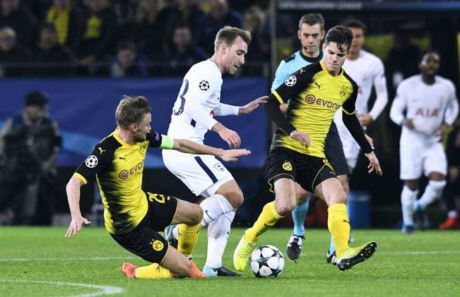Fussball, UEFA Champions League, Herren, Saison 2017 2018, Gruppe H, 5. Spieltag, Signal Iduna Park Dortmund, Bor. Dortmund (gelb) - Tottenham Hotspur FC (weiss) 1:2; Christian Eriksen (Tottenham), Marcel Schmelzer (BVB), Julian Weigl (BVB), Aktion.