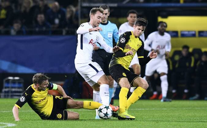 Fussball, UEFA Champions League, Herren, Saison 2017 2018, Gruppe H, 5. Spieltag, Signal Iduna Park Dortmund, Bor. Dortmund (gelb) - Tottenham Hotspur FC (weiss) 1:2; Christian Eriksen (Tottenham), Marcel Schmelzer (BVB), Julian Weigl (BVB), Aktion.