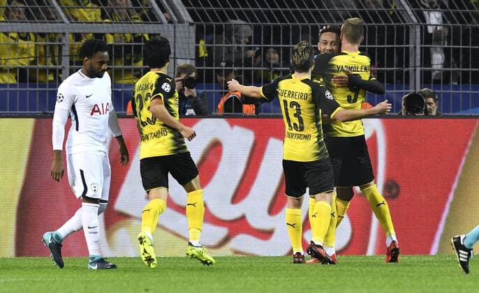 Fussball, UEFA Champions League, Herren, Saison 2017 2018, Gruppe H, 5. Spieltag, Signal Iduna Park Dortmund, Bor. Dortmund (gelb) - Tottenham Hotspur FC (weiss) 1:2; Jubel Pierre-Emerick Aubameyang (BVB) nach seinem Tor zum 1:0, zusammen mit Raphael Guerreiro (BVB), Andrey Yarmolenko (BVB), Shinji Kagawa (BVB), daneben Danny Rose (Tottenham). Jubel, Freude, Aktion, Enttäuschung, Frust.