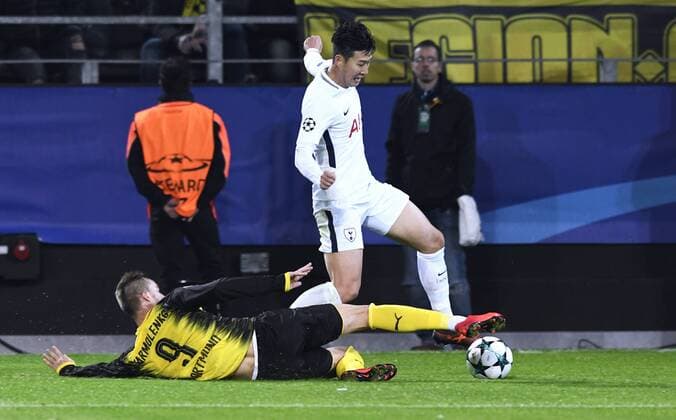 Fussball, UEFA Champions League, Herren, Saison 2017 2018, Gruppe H, 5. Spieltag, Signal Iduna Park Dortmund, Bor. Dortmund (gelb) - Tottenham Hotspur FC (weiss) 1:2; Heung-Min Son (Tottenham), Andrey Yarmolenko (BVB), Aktion.