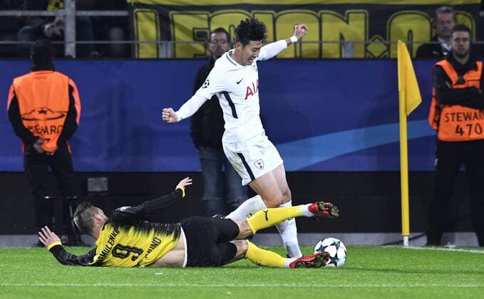Fussball, UEFA Champions League, Herren, Saison 2017 2018, Gruppe H, 5. Spieltag, Signal Iduna Park Dortmund, Bor. Dortmund (gelb) - Tottenham Hotspur FC (weiss) 1:2; Heung-Min Son (Tottenham), Andrey Yarmolenko (BVB), Aktion.