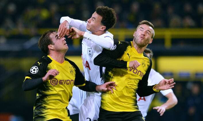 Fussball, UEFA Champions League, Herren, Saison 2017 2018, Gruppe H, 5. Spieltag, Signal Iduna Park Dortmund, Bor. Dortmund (gelb) - Tottenham Hotspur FC (weiss) 1:2; Mario Götze (BVB), Dele Alli (Tottenham), Andrey Yarmolenko (BVB), Aktion.