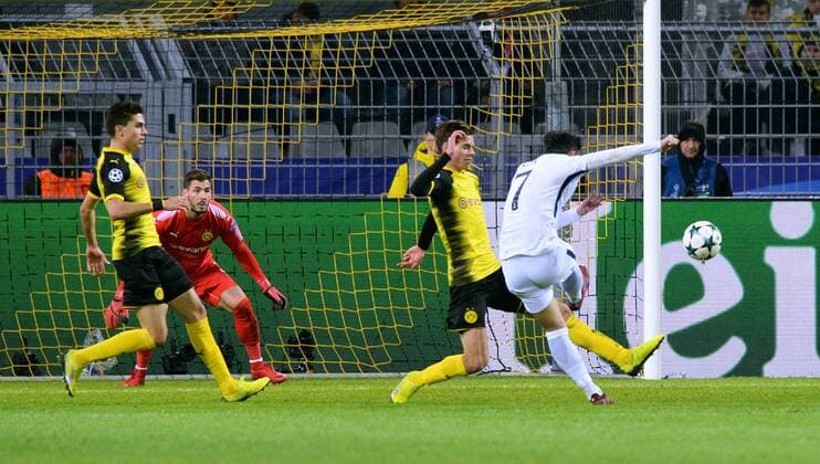 Fussball, UEFA Champions League, Herren, Saison 2017 2018, Gruppe H, 5. Spieltag, Signal Iduna Park Dortmund, Bor. Dortmund (gelb) - Tottenham Hotspur FC (weiss) 1:2; Heung-Min Son (Tottenham) erzielt das Tor zum 1:2 gegen Julian Weigl (BVB), Roman Bürki (BVB), Marc Bartra (BVB), Aktion.