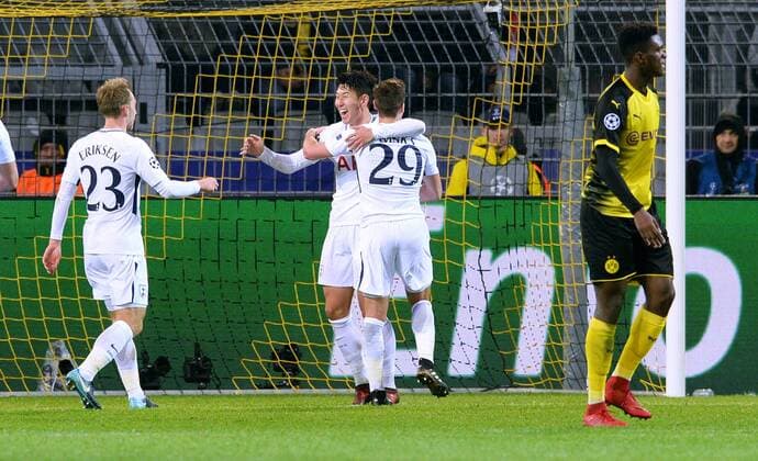 Fussball, UEFA Champions League, Herren, Saison 2017 2018, Gruppe H, 5. Spieltag, Signal Iduna Park Dortmund, Bor. Dortmund (gelb) - Tottenham Hotspur FC (weiss) 1:2; Jubel Heung-Min Son (Tottenham) nach seinem Tor zum 1:2, zusammen mit Harry Winks (Tottenham) und Christian Eriksen (Tottenham). Jubel, Freude, Aktion.