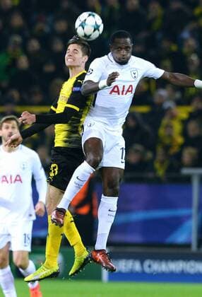 Fussball, UEFA Champions League, Herren, Saison 2017 2018, Gruppe H, 5. Spieltag, Signal Iduna Park Dortmund, Bor. Dortmund (gelb) - Tottenham Hotspur FC (weiss) 1:2; Julian Weigl (BVB), Moussa Sissoko (Tottenham), Aktion.