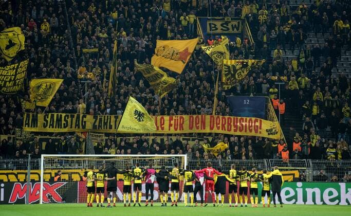 21. November 2017: Dortmund, Signal-Iduna-Park: Fussball UEFA Champions League: Borussia Dortmund - Tottenham Hotspur: Dortmunds Spieler werden nach dem Spiel von den Fans gefeiert, diese zeigen ein Transparent: Am Samstag zaehlt es - Alle fuer den Derbysieg .