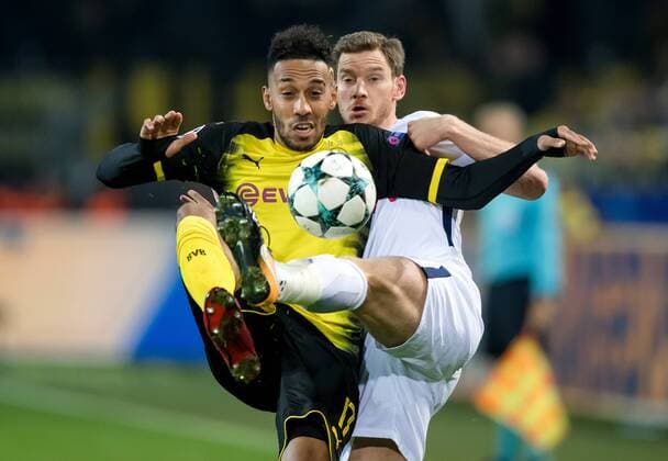 21. November 2017: Dortmund, Signal-Iduna-Park: Fussball UEFA Champions League: Borussia Dortmund - Tottenham Hotspur: Dortmunds Pierre-Emerick Aubameyang gegen Tottenhams Jan Vertonghen.