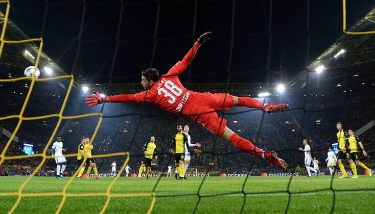 21. November 2017: Dortmund, Signal-Iduna-Park: Fussball UEFA Champions League: Borussia Dortmund - Tottenham Hotspur: Dortmunds Torwart Roman Buerki - Parade.