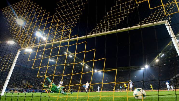 21. November 2017: Dortmund, Signal-Iduna-Park: Fussball UEFA Champions League: Borussia Dortmund - Tottenham Hotspur: Dortmunds Pierre-Emerick Aubameyang trifft gegen Tottenhams Torwart Hugo Lloris zum 1:0.