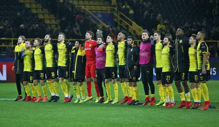 21.11.2017, Fussball UEFA Champions League 2017 2018, Gruppenphase, 5.Spieltag, Borussia Dortmund - Tottenham Hotspur, im Signal-Iduna-Park Dortmund. das Dortmunder Team steht nach Apfiff zusammen vor den Fans