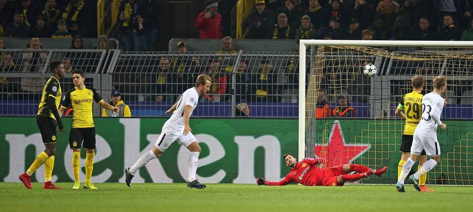 21.11.2017, Fussball UEFA Champions League 2017 2018, Gruppenphase, 5.Spieltag, Borussia Dortmund - Tottenham Hotspur, im Signal-Iduna-Park Dortmund. Tor zum 1:1 , v.l. Dan-Axel Zagadou (Dortmund) , Marc Bartra Aregall (Dortmund) , Torschütze Harry Kane (Tottenham Hotspur) , Torwart Roman Bürki (Dortmund) , Marcel Schmelzer (Dortmund) , Shinji Kagawa (Dortmund)