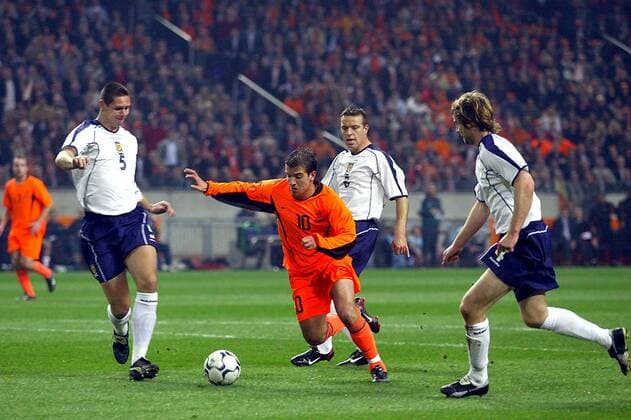 amsterdam , 19-11-2003 , nederland - schotland 6-0. tweede wedstrijd in de play-off voor kwalificatie ek2004. rafael van der vaart en lee wilkie (5) nederland - schotland