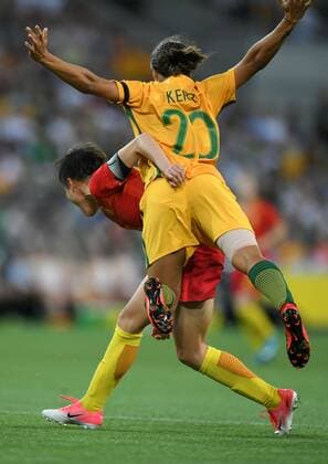 November 22, 2017 - Melbourne, Victoria, Australia - MA JUN (32) of China PR and SAM KERR (20) of Australia compete collide during an International Friendly Länderspiel match between the Australian Matildas and China PR at AAMI Stadium in Melbourne, Australia. 2017 Soccer - Australia 3:0 China PR - ZUMAl303 20171122_zaf_l303_004 Copyright: xSydneyxLowx
