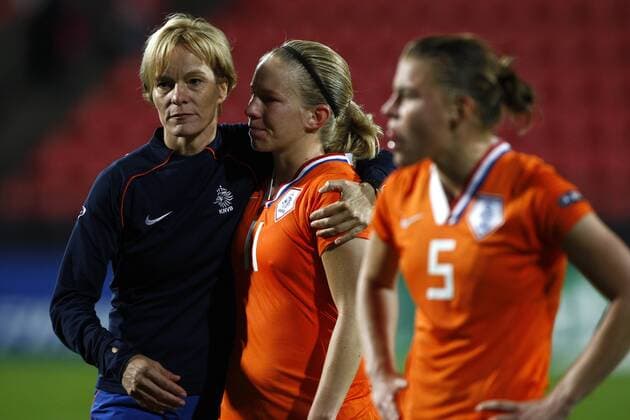 tampere, 06-09-2009, ek dames engeland - nederland vera pauw troost sylvia smit na de 2-1 uitschakeling in de halve finale tegen engeland. rechts petra hogewoning ek dames engeland - nederland