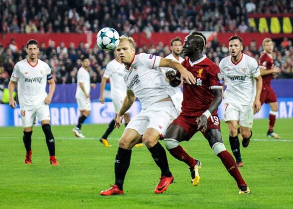 21st November 2017, Ramon Sanchez Pizjuan, Seville, Spain; UEFA Champions League, Seville versus Liverpool; Geis of Seville is challenged by Sadio Man& xe9; of Liverpool  ActionPlus11954688