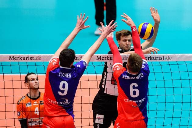 22.11.2017, Fraport Arena, Frankfurt Volleyball, Bundesliga Männer Maenner, Normalrunde, United Volleys RheinMain vs. Berlin Recycling Volleys Block Doppelblock Georg Escher ( 9 RheinMain), Robert Adrian Aciobanitei ( 6 RheinMain) - Angriff Robert Kromm ( 3 Berlin)