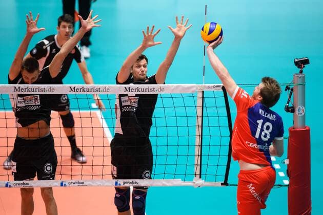22.11.2017, Fraport Arena, Frankfurt Volleyball, Bundesliga Männer Maenner, Normalrunde, United Volleys RheinMain vs. Berlin Recycling Volleys Block Doppelblock Aleksandar Okolic ( 1 Berlin), Robert Kromm ( 3 Berlin) - Angriff Lincoln Alexander Williams ( 18 RheinMain)
