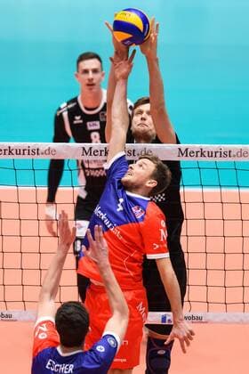 22.11.2017, Fraport Arena, Frankfurt Volleyball, Bundesliga Männer Maenner, Normalrunde, United Volleys RheinMain vs. Berlin Recycling Volleys Patrick Steuerwald ( 4 RheinMain) - Block Robert Kromm ( 3 Berlin)