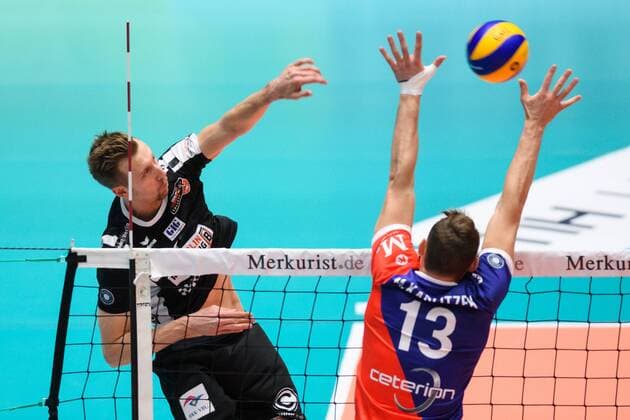 22.11.2017, Fraport Arena, Frankfurt Volleyball, Bundesliga Männer Maenner, Normalrunde, United Volleys RheinMain vs. Berlin Recycling Volleys Angriff Paul Carroll ( 12 Berlin) - Block Moritz Karlitzek ( 13 RheinMain)