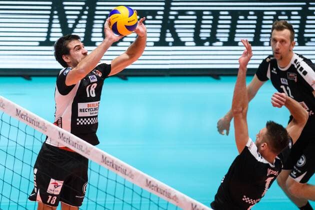 22.11.2017, Fraport Arena, Frankfurt Volleyball, Bundesliga Männer Maenner, Normalrunde, United Volleys RheinMain vs. Berlin Recycling Volleys Zuspiel Pierre Pujol ( 18 Berlin), Aleksandar Okolic ( 1 Berlin)