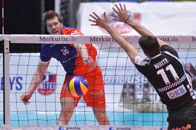 22.11.2017, xtkx, Volleyball Herren, United Volleys Frankfurt - Berlin Recycling Volleys, emspor, v.l. Lincoln Williams (United Volleys) , Adam White (Berlin) , Frankfurt