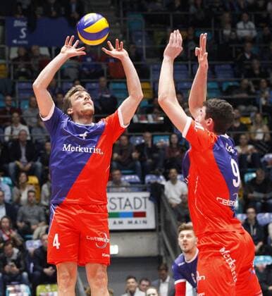 Deutschland - Frankfurt - 22.11.2017 Volleyball - Hessen - 1. Bundesliga - Herren Saison 2017 2018 United Volleys Rheinmain (ws) - Berlin Recycling Volleys (schwarz) v.l. Patrick Steuerwald (United Volleys 4), Georg Escher (United Volleys 9) United Volleys Rheinmain - Berlin Recycling Volleys