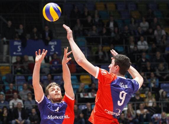 Deutschland - Frankfurt - 22.11.2017 Volleyball - Hessen - 1. Bundesliga - Herren Saison 2017 2018 United Volleys Rheinmain (ws) - Berlin Recycling Volleys (schwarz) v.l. Patrick Steuerwald (United Volleys 4), Georg Escher (United Volleys 9) United Volleys Rheinmain - Berlin Recycling Volleys