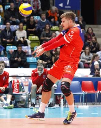 Deutschland - Frankfurt - 22.11.2017 Volleyball - Hessen - 1. Bundesliga - Herren Saison 2017 2018 United Volleys Rheinmain (ws) - Berlin Recycling Volleys (schwarz) v.l. Robert Adrian Aciobanitei (United Volleys 6) United Volleys Rheinmain - Berlin Recycling Volleys