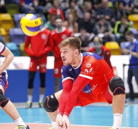 Deutschland - Frankfurt - 22.11.2017 Volleyball - Hessen - 1. Bundesliga - Herren Saison 2017 2018 United Volleys Rheinmain (ws) - Berlin Recycling Volleys (schwarz) v.l. Robert Adrian Aciobanitei (United Volleys 6) United Volleys Rheinmain - Berlin Recycling Volleys