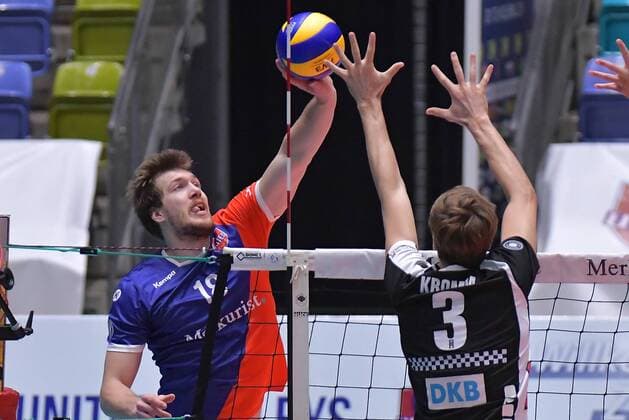 22.11.2017, xtkx, Volleyball Herren, United Volleys Frankfurt - Berlin Recycling Volleys, emspor, v.l. Lincoln Williams (United Volleys) , Robert Kromm (Berlin) , Frankfurt