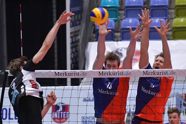 22.11.2017, xtkx, Volleyball Herren, United Volleys Frankfurt - Berlin Recycling Volleys, emspor, v.l. Robert Kromm (Berlin) , Lincoln Williams (United Volleys) , Lukas Bauer (United Volleys) , Frankfurt