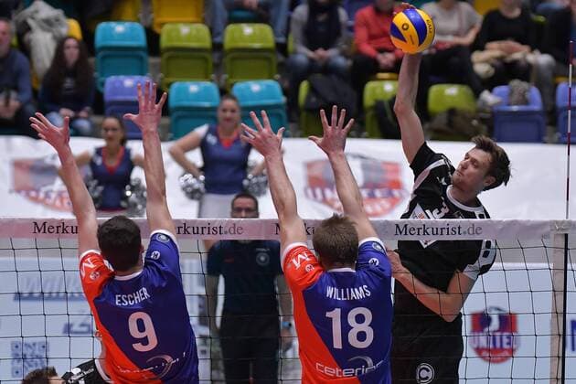 22.11.2017, xtkx, Volleyball Herren, United Volleys Frankfurt - Berlin Recycling Volleys, emspor, v.l. Georg Escher (United Volleys) , Lincoln Williams (United Volleys) , Robert Kromm (Berlin) , Frankfurt