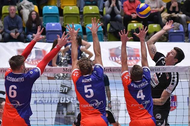 22.11.2017, xtkx, Volleyball Herren, United Volleys Frankfurt - Berlin Recycling Volleys, emspor, v.l. Adrian Aciobanitel (United Volleys),Lukas Bauer (United Volleys) , Patrick Steuerwald (United Volleys) , Adam White (Berlin) , Frankfurt