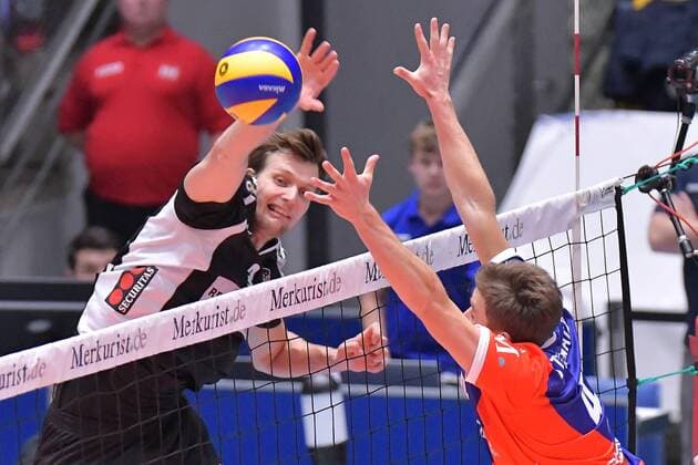 22.11.2017, xtkx, Volleyball Herren, United Volleys Frankfurt - Berlin Recycling Volleys, emspor, v.l. Robert Kromm (Berlin) , Patrick Steuerwald (United Volleys) , Frankfurt