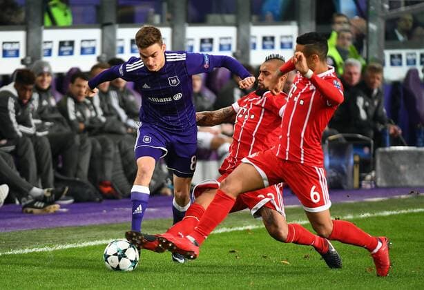22.11.2017, xjhx, Fussball Champions League, RSC Anderlecht - FC Bayern Muenchen emspor, v.l. Pieter Gerkens (RSC Anderlecht), Arturo Vidal (FC Bayern Muenchen), Thiago Alcantara (FC Bayern Muenchen) Anderlecht