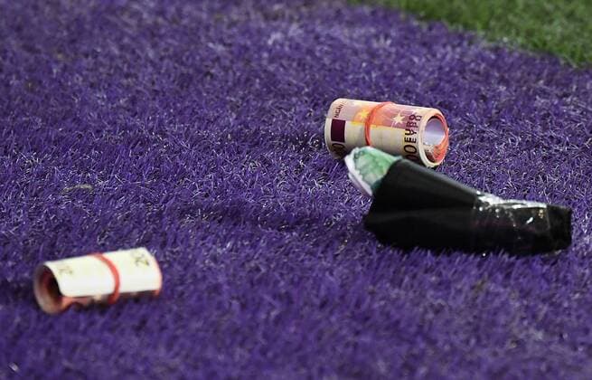 22.11.2017, xjhx, Fussball Champions League, RSC Anderlecht - FC Bayern Muenchen emspor, v.l. fans werfen geldrollen und geldbeutel auf den polatz Anderlecht