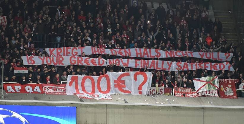 Themen der Woche - SPORT Bilder des Tages - SPORT Fußball Champions League Gruppenphase 5. Spieltag RSC Anderlecht - FC Bayern München am 22.11.2017 im Constant-Vanden-Stock-Stadion in Anderlecht Transparent im Fanblock des FC Bayern München mit der Aufschrift: Kriegt ihr den Hals nicht voll? 100â‚¬ ?