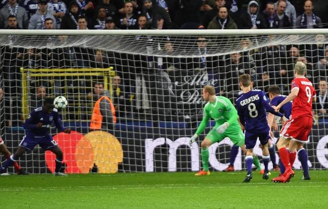 22.11.2017, xjhx, Fussball Champions League, RSC Anderlecht - FC Bayern Muenchen emspor, v.l. Dennis Appiah (RSC Anderlecht), Robert Lewandowski (FC Bayern Muenchen) Anderlecht