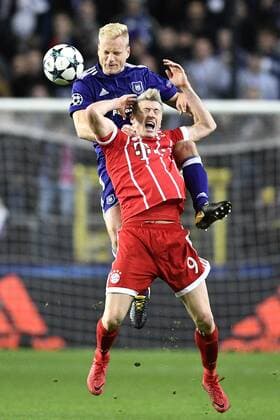 Anderlecht s Olivier Deschacht and Bayern s Robert Lewandowski fight for the ball during a soccer match between Belgian club RSC Anderlecht and German team FC Bayern Munchen, Wednesday 22 November 2017 in Brussels, game five out of six in the group stage (Group B) of the UEFA Champions League competition. YORICKxJANSENS  x05206656x