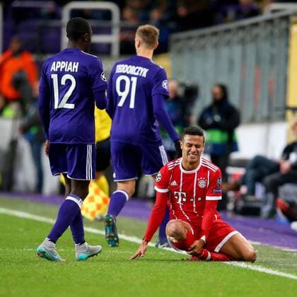 Dennis Appiah ( RSC Anderlecht 12 ) Lukasz Teodorczyk ( RSC Anderlecht 91 ) Thiago Alcantara (FC Bayern Muenchen 6), RSC Anderlecht vs. FC Bayern Muenchen, Champions League, Fussball, 22.11.2017, Anderlecht Copyright: xLanger Eibner-Pressefotox EP_HLR