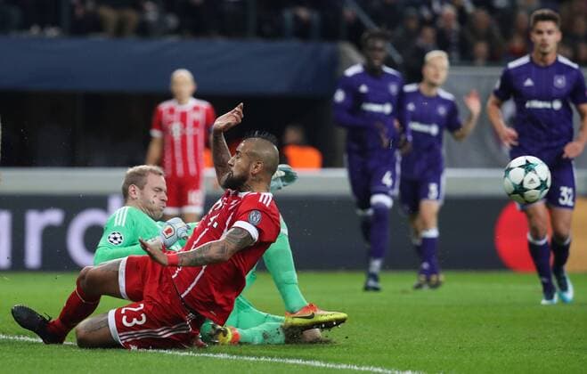 Anderlecht s goalkeeper Matz Sels and Bayern s Arturo Vidal fight for the ball during a soccer match between Belgian club RSC Anderlecht and German team FC Bayern Munchen, Wednesday 22 November 2017 in Brussels, game five out of six in the group stage (Group B) of the UEFA Champions League competition. VIRGINIExLEFOUR  x05206663x