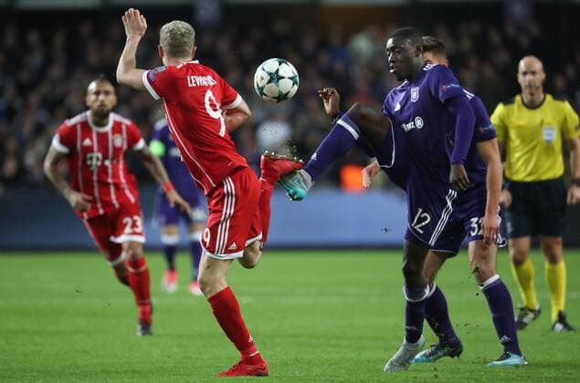 Bayern s Robert Lewandowski and Anderlecht s Dennis Appiah fight for the ball during a soccer match between Belgian club RSC Anderlecht and German team FC Bayern Munchen, Wednesday 22 November 2017 in Brussels, game five out of six in the group stage (Group B) of the UEFA Champions League competition. VIRGINIExLEFOUR  x05206671x