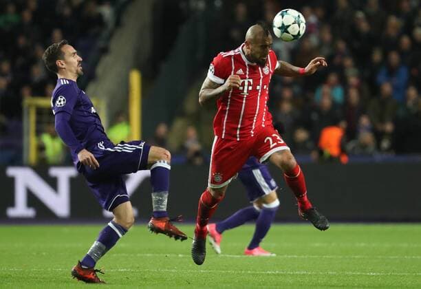 Anderlecht s Sven Kums and Bayern s Arturo Vidal fight for the ball during a soccer match between Belgian club RSC Anderlecht and German team FC Bayern Munchen, Wednesday 22 November 2017 in Brussels, game five out of six in the group stage (Group B) of the UEFA Champions League competition. VIRGINIExLEFOUR  x05206673x