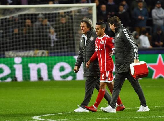 22.11.2017, xjhx, Fussball Champions League, RSC Anderlecht - FC Bayern Muenchen emspor, v.l. Thiago Alcantara (FC Bayern Muenchen) verletzt, Verletzung, Anderlecht