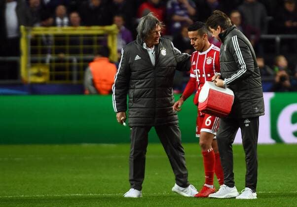 22.11.2017, xjhx, Fussball Champions League, RSC Anderlecht - FC Bayern Muenchen emspor, v.l. Thiago Alcantara (FC Bayern Muenchen) verletzt, Verletzung, Anderlecht