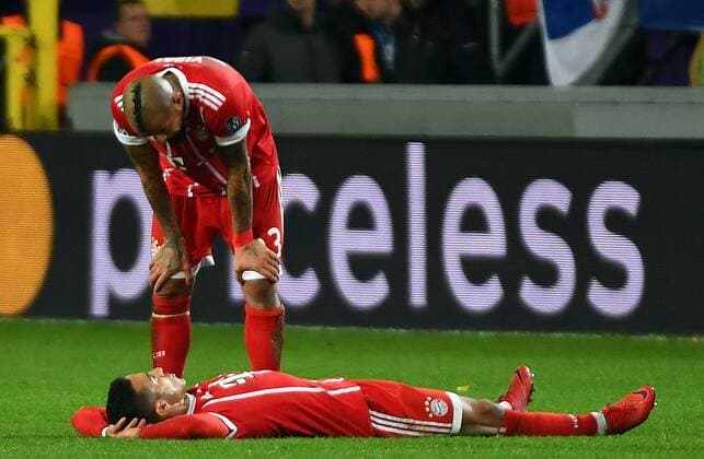 Bilder des Tages - SPORT 22.11.2017, xjhx, Fussball Champions League, RSC Anderlecht - FC Bayern Muenchen emspor, v.l. Thiago Alcantara (FC Bayern Muenchen), Arturo Vidal (FC Bayern Muenchen) verletzt, Verletzung, Anderlecht
