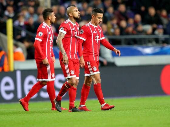 Corentin Tolisso (FC Bayern Muenchen 24) Arturo Vidal (FC Bayern Muenchen 23) Thiago Alcantara (FC Bayern Muenchen 6) muss Verletzt raus, RSC Anderlecht vs. FC Bayern Muenchen, Champions League, Fussball, 22.11.2017, Anderlecht Copyright: xLanger Eibner-Pressefotox EP_HLR