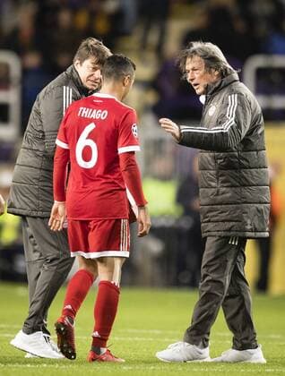 Anderlecht, 22.11.2017, Constant-Vanden-Stock Dr. Hans-Wilhelm Müller-Wohlfahrt mit dem verletzten Thiago (FCB) RSC Anderlecht - FC Bayern München