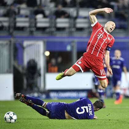 Themen der Woche - SPORT Bilder des Tages - SPORT Anderlecht s Uros Spajic and Bayern s Arjen Robben fight for the ball during a soccer match between Belgian club RSC Anderlecht and German team FC Bayern Munchen, Wednesday 22 November 2017 in Brussels, game five out of six in the group stage (Group B) of the UEFA Champions League competition. YORICKxJANSENS  x05206691x