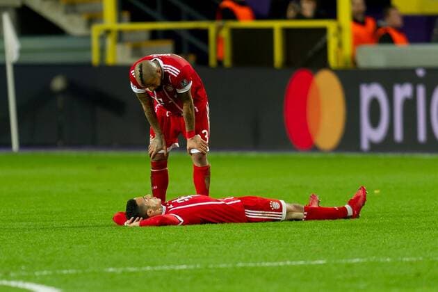 Anderlecht, Belgien 22.11.2017, UEFA Champions League - 2017 18 Season, Gruppenphase, RSC Anderlecht vs FC Bayern Muenchen, Thiago (FCB) am boden, verletzt Arturo Vidal (FCB) hilft ( DeFodi053